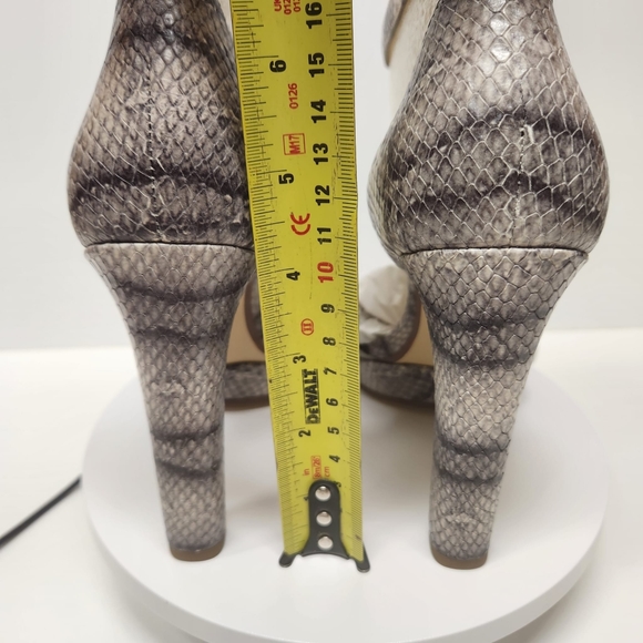 Michael kors Divia Ankle Strap Embossed Leather Color Roccia - Picture 4 of 8